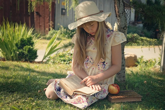 This image has an empty alt attribute; its file name is girl-1423501_640.jpg